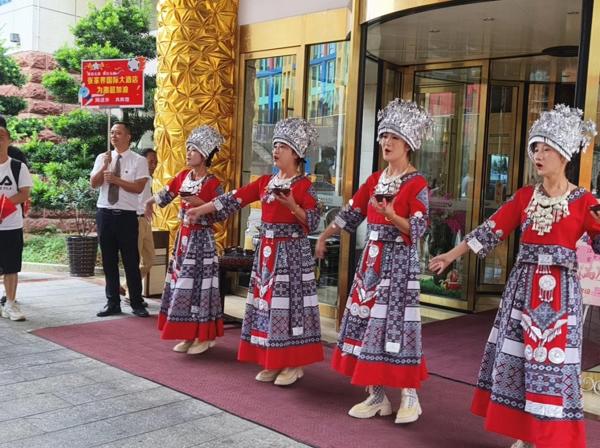 “湘超联赛”永州队抵达,张家界国际大酒店以土家“最高迎宾礼”热情迎接